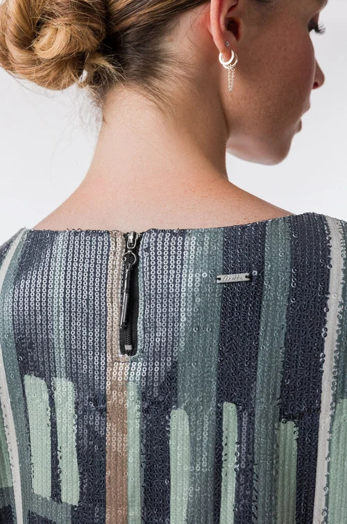 Camisa en tono verde con estampado geométrico y sutil efecto brillante que aporta un estilo moderno y original. Su corte amplio y mangas cortas crean una silueta cómoda y ligera. Una prenda con carácter que ilumina cualquier look. Perfecta para añadir un toque artístico y sofisticado a tu día a día.

Composición: 95,1% Poliéster y 4,9% Elastano.

Se recomienda lavar a mano o en lavadora hasta 30º. No usar lejía, planchar suavemente del revés hasta 110º y no usar secadora.