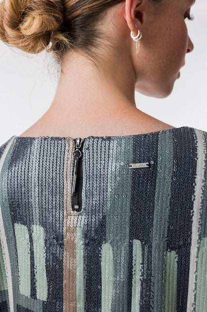 Camisa en tono verde con estampado geométrico y sutil efecto brillante que aporta un estilo moderno y original. Su corte amplio y mangas cortas crean una silueta cómoda y ligera. Una prenda con carácter que ilumina cualquier look. Perfecta para añadir un toque artístico y sofisticado a tu día a día.

Composición: 95,1% Poliéster y 4,9% Elastano.

Se recomienda lavar a mano o en lavadora hasta 30º. No usar lejía, planchar suavemente del revés hasta 110º y no usar secadora.