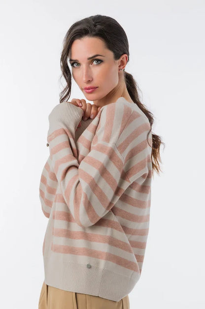 Jersey de punto en tono rosa con diseño de rayas y cuello pico que aporta un estilo suave y elegante. Su tejido cálido y su corte cómodo lo convierten en una prenda ideal para el día a día. Incorpora un delicado detalle metálico Anekke que añade un toque especial. Perfecto para looks femeninos con un aire relajado.

Composición: 47,7%VISCOSE 31,2%POLYESTER 21,1%POLYAMIDE

Se recomienda lavar a mano o en lavadora hasta 30º. No usar lejía, planchar suavemente del revés hasta 110º y no usar secadora.
