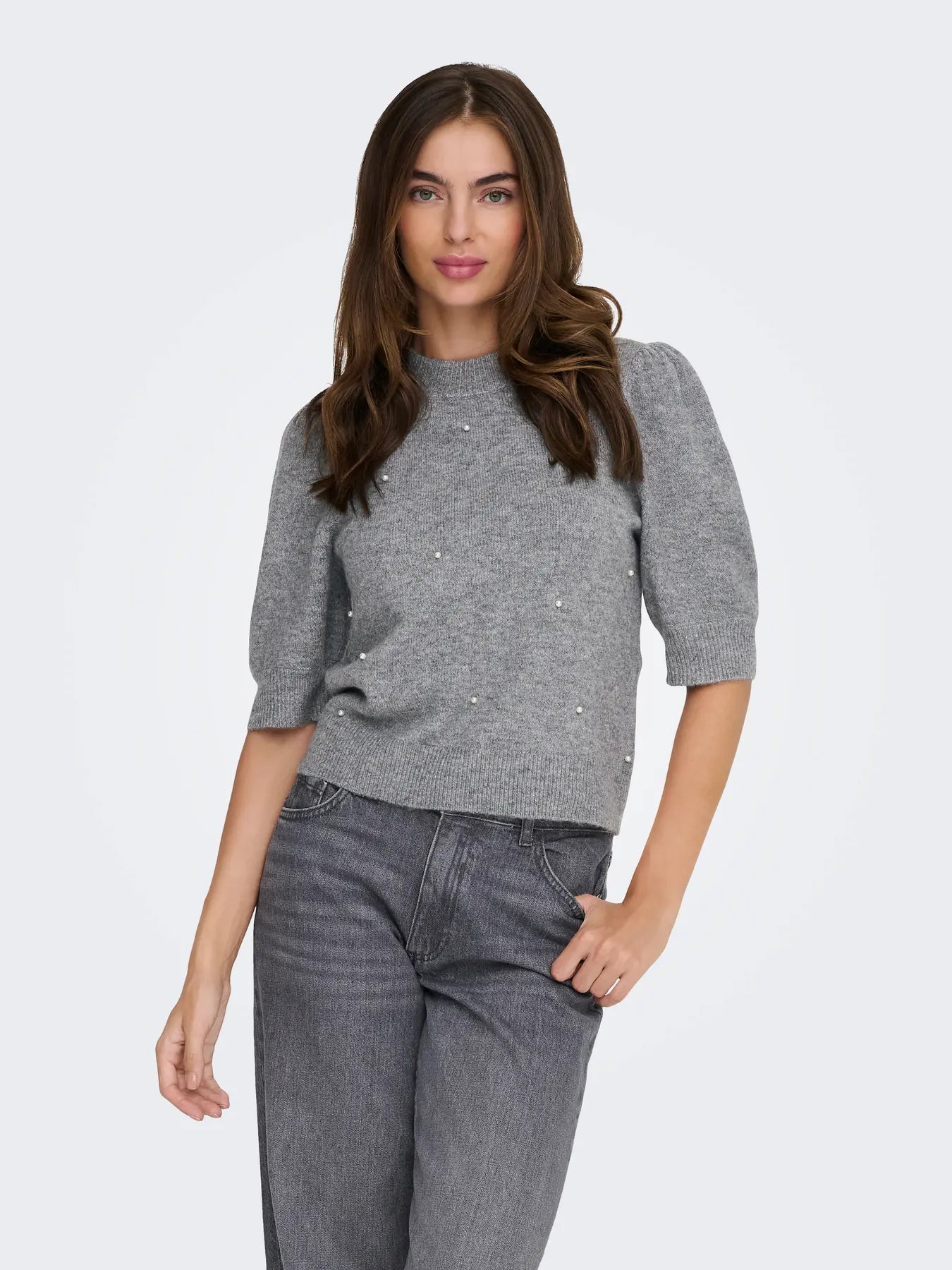 Jersey de punto muy agradable, de manga francesa abullonada. Detalle de perlitas en parte delantera.

Composición: 51% Poliéster, 46% Acrílico y 3% Elastano.

Se recomienda lavar a mano o en lavadora hasta 30º. No usar lejía, planchar suavemente del revés hasta 110º y no usar secadora.