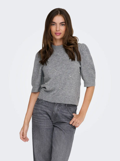 Jersey de punto muy agradable, de manga francesa abullonada. Detalle de perlitas en parte delantera.

Composición: 51% Poliéster, 46% Acrílico y 3% Elastano.

Se recomienda lavar a mano o en lavadora hasta 30º. No usar lejía, planchar suavemente del revés hasta 110º y no usar secadora.