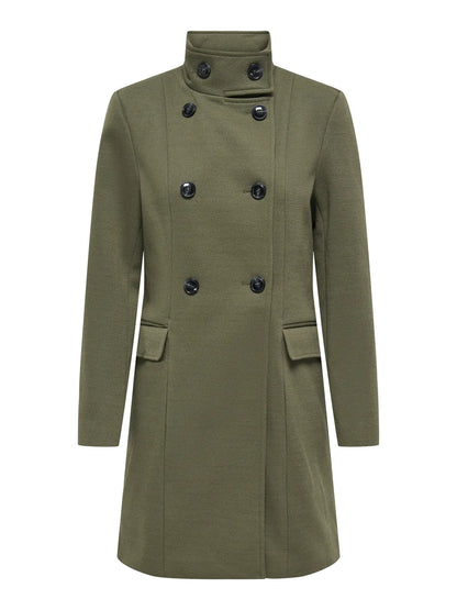 Abrigo de paño, de corte militar, con solapa cruzada y cuello chimenea.

Composición: 100% Poliéster.

Se recomienda lavar a mano o en lavadora hasta 30º. No usar lejía, planchar suavemente del revés hasta 110º y no usar secadora.