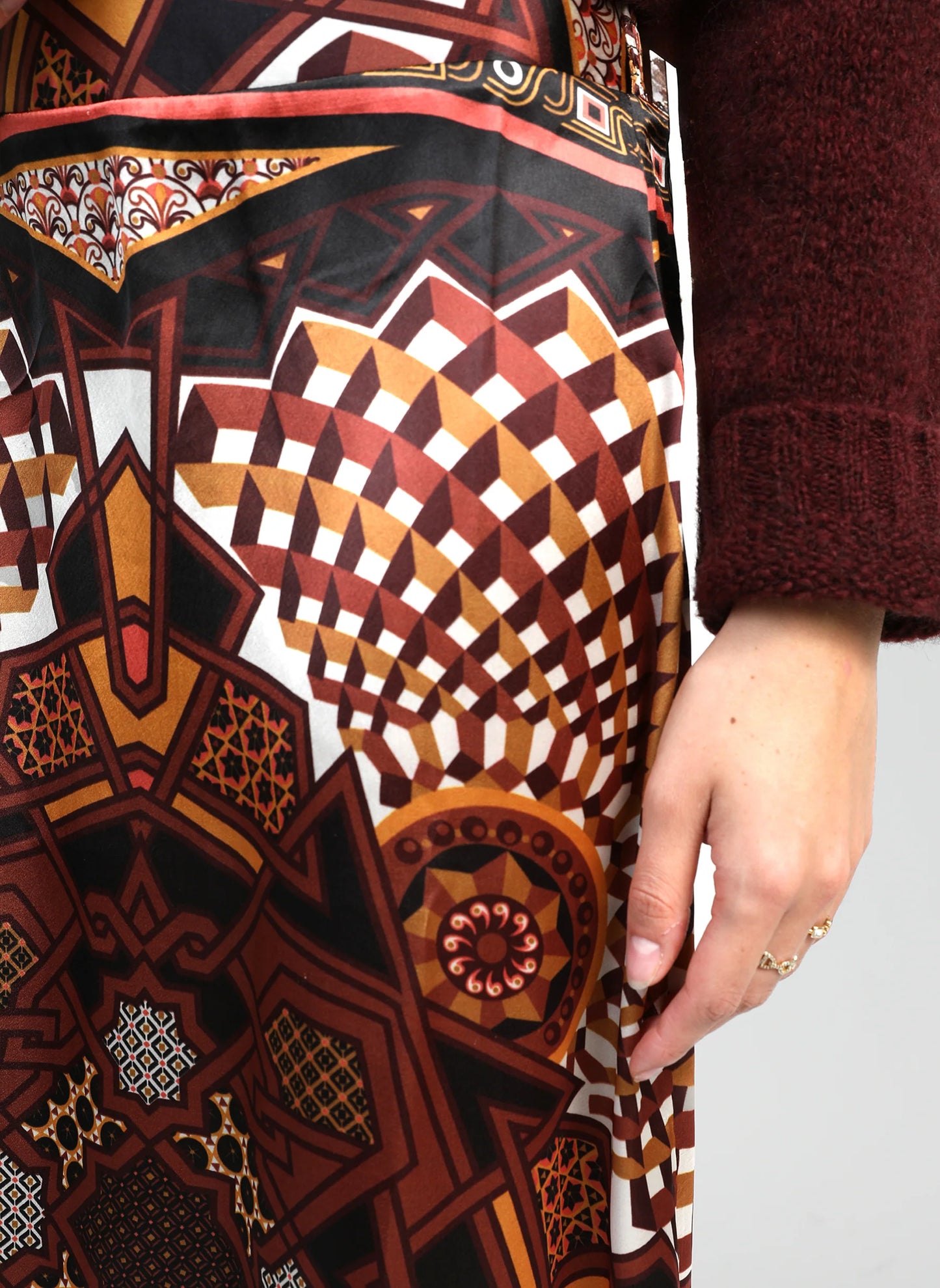 Falda larga estampada con goma en parte trasera de la cintura.

Composición: 100% Poliéster.

Se recomienda lavar a mano o en lavadora hasta 30º. No usar lejía, planchar suavemente del revés hasta 110º y no usar secadora.