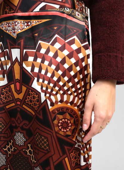 Falda larga estampada con goma en parte trasera de la cintura.

Composición: 100% Poliéster.

Se recomienda lavar a mano o en lavadora hasta 30º. No usar lejía, planchar suavemente del revés hasta 110º y no usar secadora.