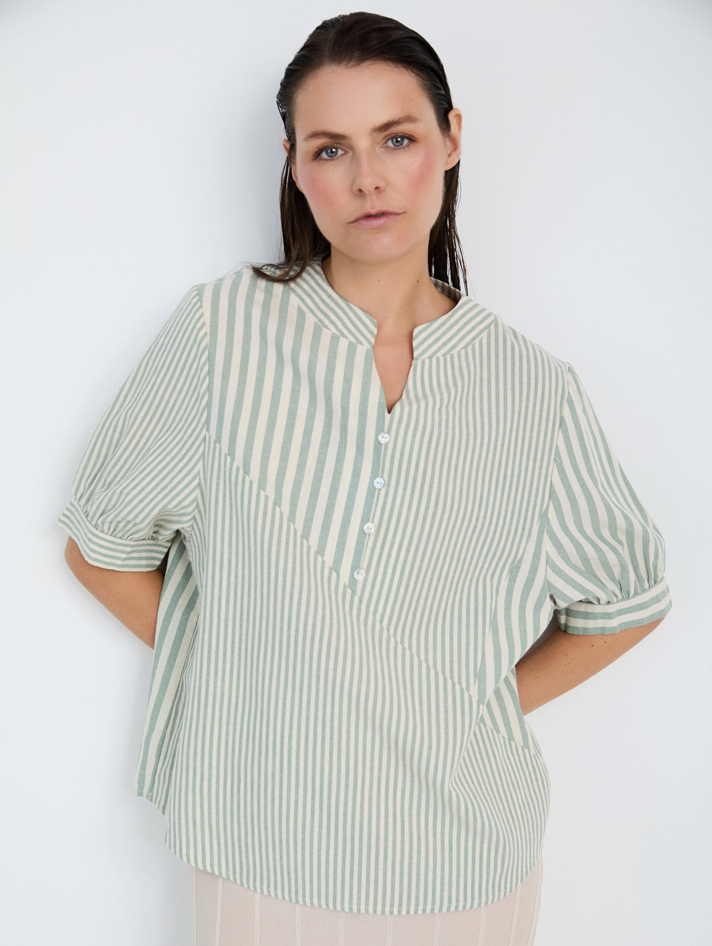 Camisa con tejido rústico a rayas combinadas de diferentes tamaños. Cuello Mao con escote pico y botones. Manga corta abullonada.

Composición: 100% Algodón.

Se recomienda lavar a mano o en lavadora hasta 30º. No usar lejía, planchar suavemente del revés hasta 110º y no usar secadora.