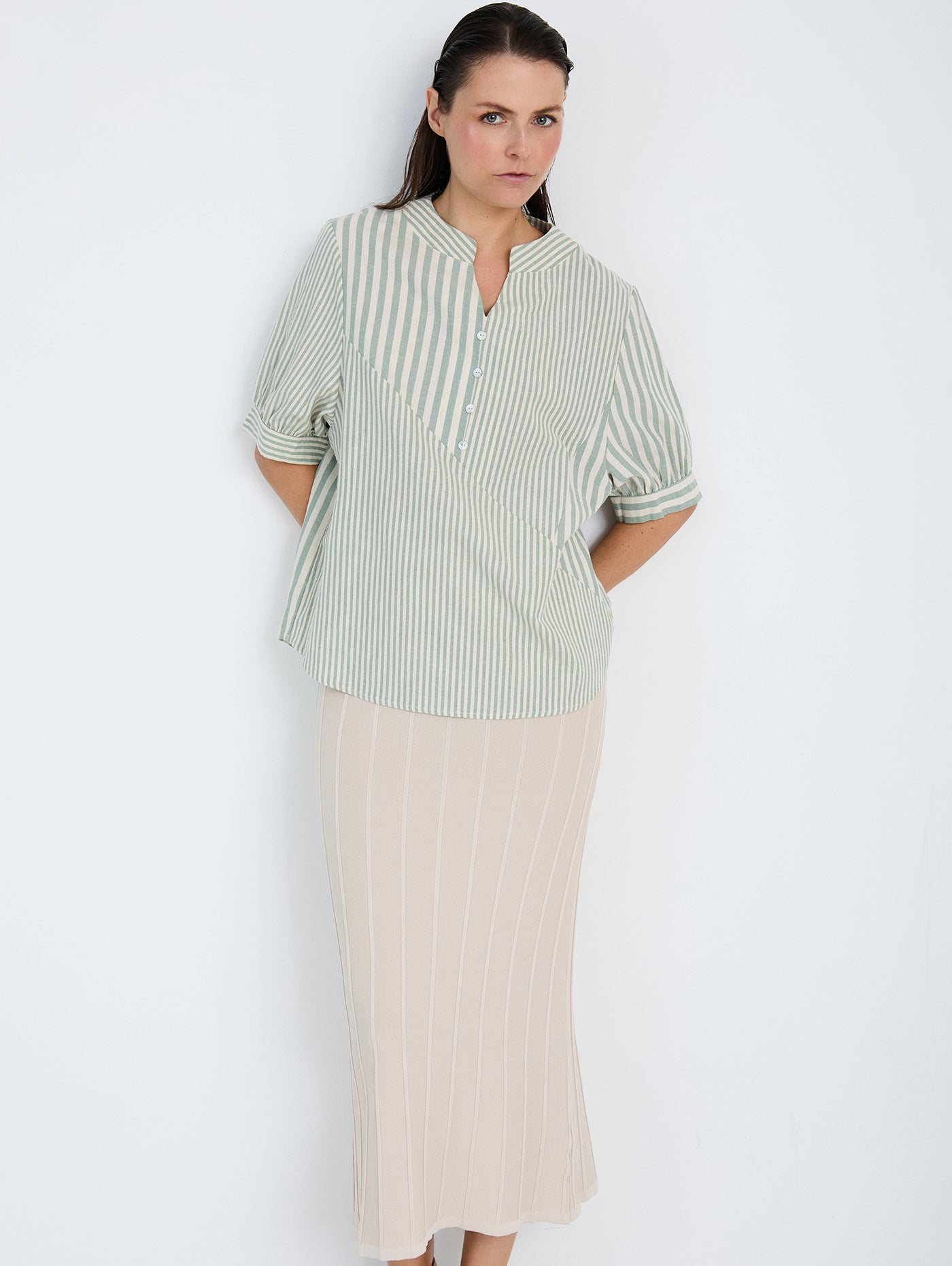 Camisa con tejido rústico a rayas combinadas de diferentes tamaños. Cuello Mao con escote pico y botones. Manga corta abullonada.

Composición: 100% Algodón.

Se recomienda lavar a mano o en lavadora hasta 30º. No usar lejía, planchar suavemente del revés hasta 110º y no usar secadora.