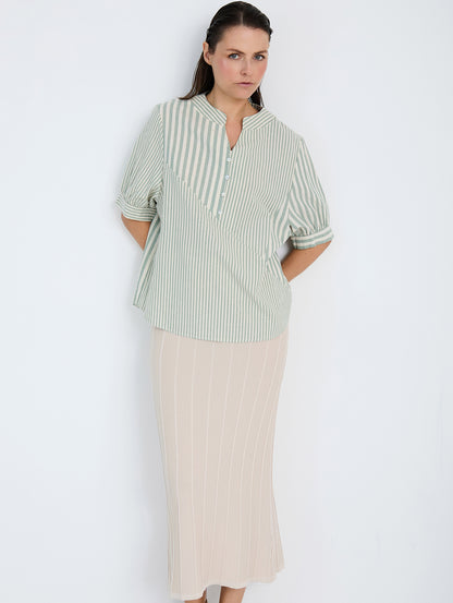 Camisa con tejido rústico a rayas combinadas de diferentes tamaños. Cuello Mao con escote pico y botones. Manga corta abullonada.

Composición: 100% Algodón.

Se recomienda lavar a mano o en lavadora hasta 30º. No usar lejía, planchar suavemente del revés hasta 110º y no usar secadora.