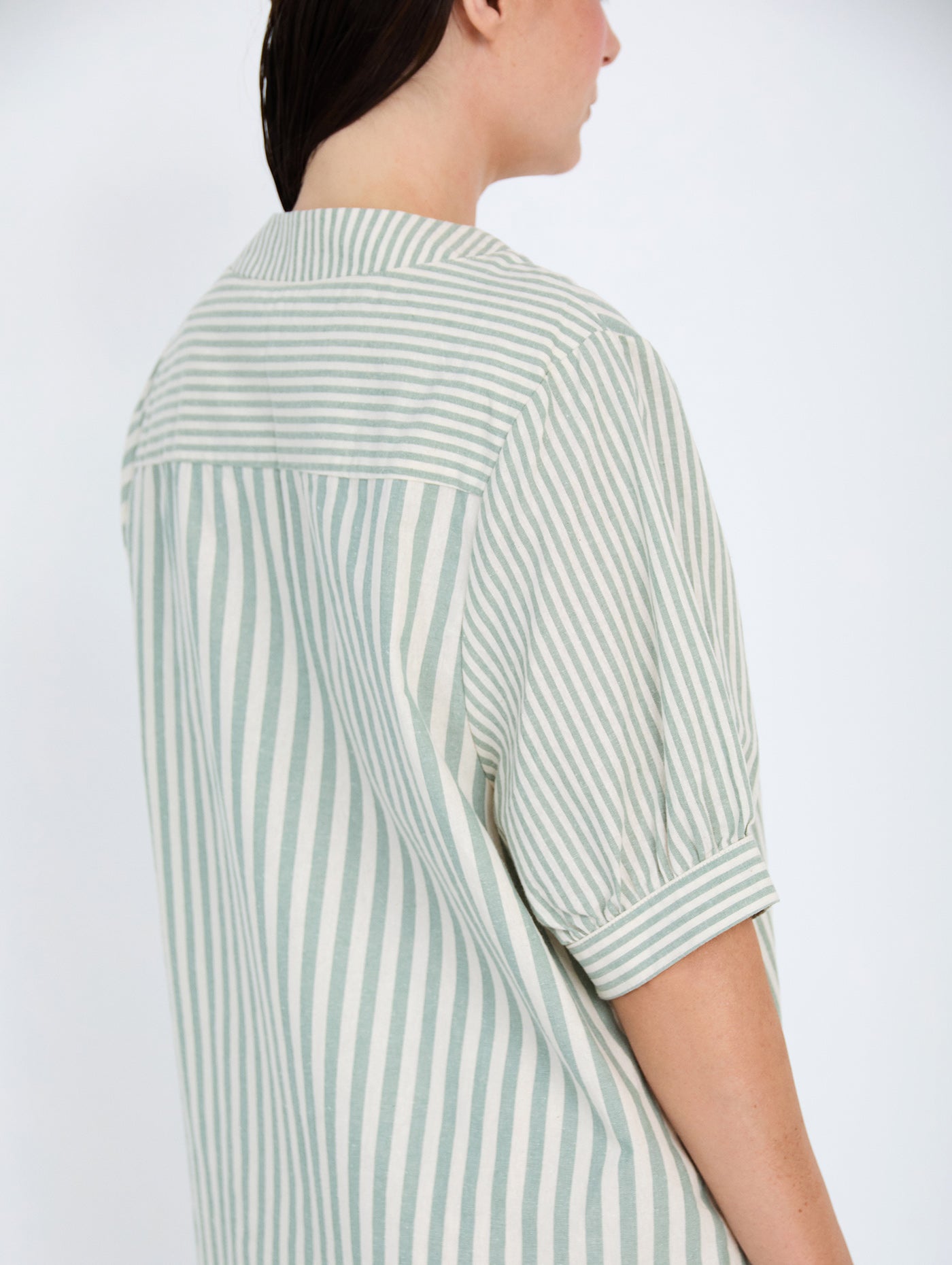 Camisa con tejido rústico a rayas combinadas de diferentes tamaños. Cuello Mao con escote pico y botones. Manga corta abullonada.

Composición: 100% Algodón.

Se recomienda lavar a mano o en lavadora hasta 30º. No usar lejía, planchar suavemente del revés hasta 110º y no usar secadora.