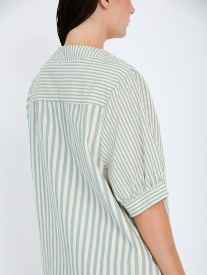 Camisa con tejido rústico a rayas combinadas de diferentes tamaños. Cuello Mao con escote pico y botones. Manga corta abullonada.

Composición: 100% Algodón.

Se recomienda lavar a mano o en lavadora hasta 30º. No usar lejía, planchar suavemente del revés hasta 110º y no usar secadora.