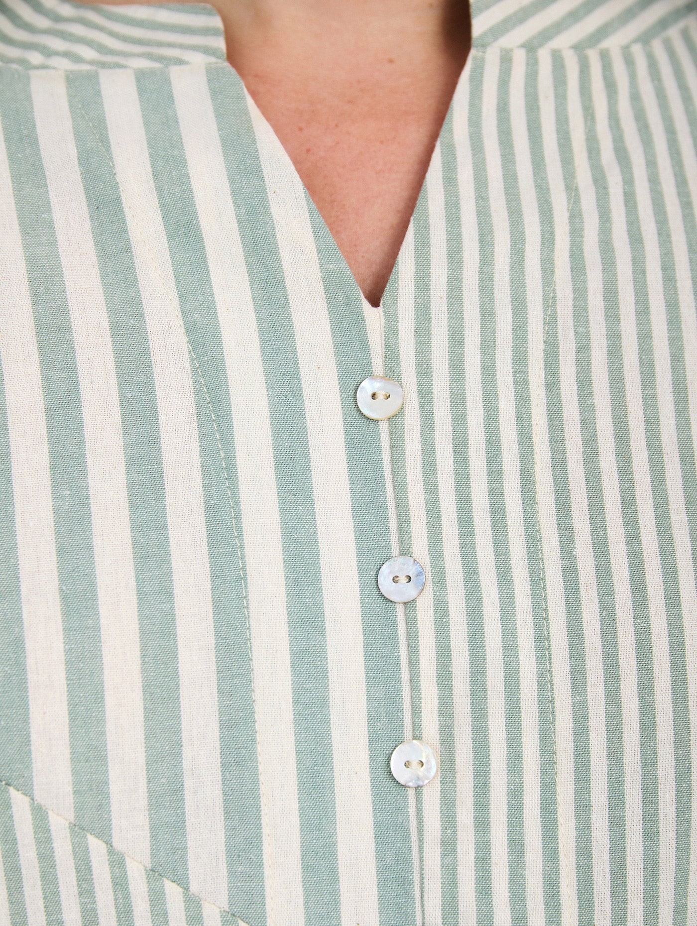 Camisa con tejido rústico a rayas combinadas de diferentes tamaños. Cuello Mao con escote pico y botones. Manga corta abullonada.

Composición: 100% Algodón.

Se recomienda lavar a mano o en lavadora hasta 30º. No usar lejía, planchar suavemente del revés hasta 110º y no usar secadora.