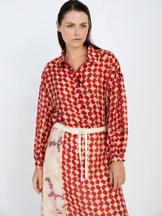Camisa con tejido fluido de tencel con estampado de cuadros. Cuello solapa y cierre frontal con botones. Manga corta con doble capa de tejido.

Composición: 80% Tencel y 20% Nylon.

Se recomienda lavar a mano o en lavadora hasta 30º. No usar lejía, planchar suavemente del revés hasta 110º y no usar secadora.