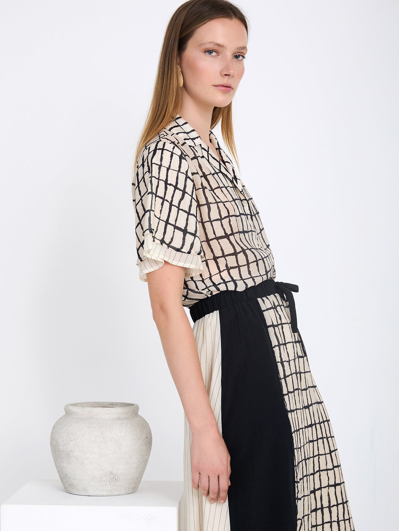 Camisa con tejido fluido de tencel con estampado de cuadros. Cuello solapa y cierre frontal con botones. Manga corta con doble capa de tejido.

Composición: 80% Tencel y 20% Nylon.

Se recomienda lavar a mano o en lavadora hasta 30º. No usar lejía, planchar suavemente del revés hasta 110º y no usar secadora.