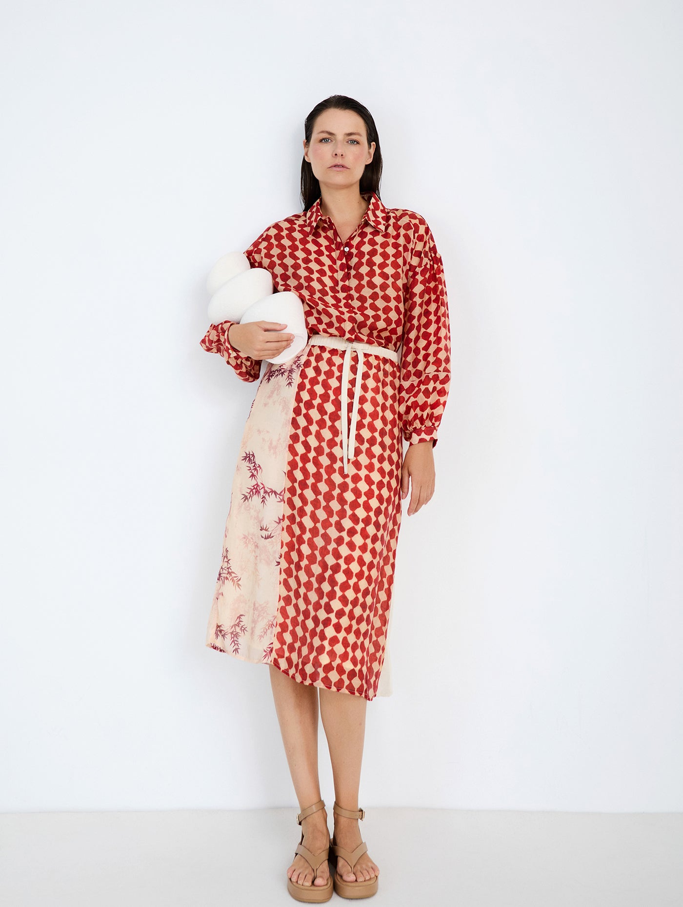 Falda midi en tejido combinado de tencel fluido con diseño tipo patchwork. Combinación de estampados de cuadros y rayas y un tejido liso. Cinturilla elástica y ajustable con lazo. Tiene forro. Dispone de camisa estampada a conjunto, se vende por separado.

Composición: 80% Tencel y 20% Nylon.

Se recomienda lavar a mano o en lavadora hasta 30º. No usar lejía, planchar suavemente del revés hasta 110º y no usar secadora.