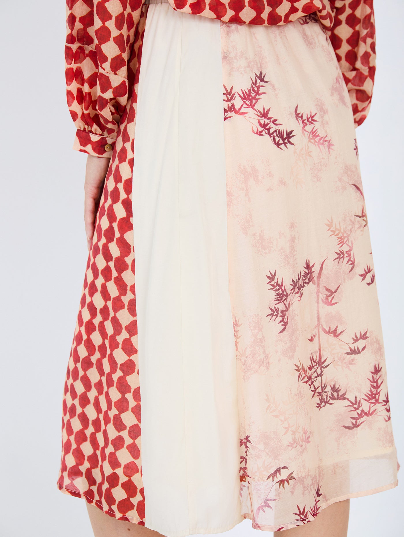 Falda midi en tejido combinado de tencel fluido con diseño tipo patchwork. Combinación de estampados de cuadros y rayas y un tejido liso. Cinturilla elástica y ajustable con lazo. Tiene forro. Dispone de camisa estampada a conjunto, se vende por separado.

Composición: 80% Tencel y 20% Nylon.

Se recomienda lavar a mano o en lavadora hasta 30º. No usar lejía, planchar suavemente del revés hasta 110º y no usar secadora.