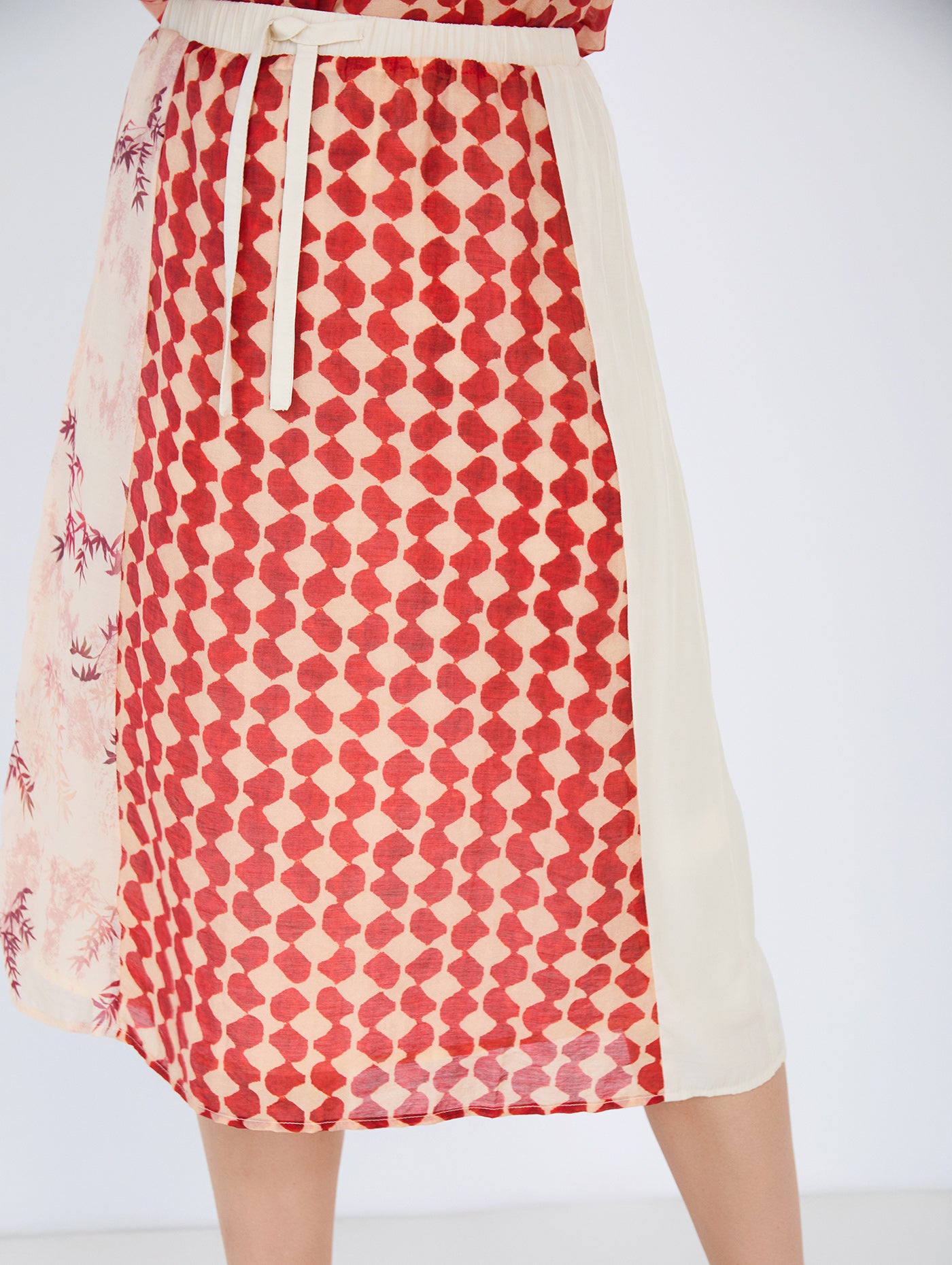 Falda midi en tejido combinado de tencel fluido con diseño tipo patchwork. Combinación de estampados de cuadros y rayas y un tejido liso. Cinturilla elástica y ajustable con lazo. Tiene forro. Dispone de camisa estampada a conjunto, se vende por separado.

Composición: 80% Tencel y 20% Nylon.

Se recomienda lavar a mano o en lavadora hasta 30º. No usar lejía, planchar suavemente del revés hasta 110º y no usar secadora.