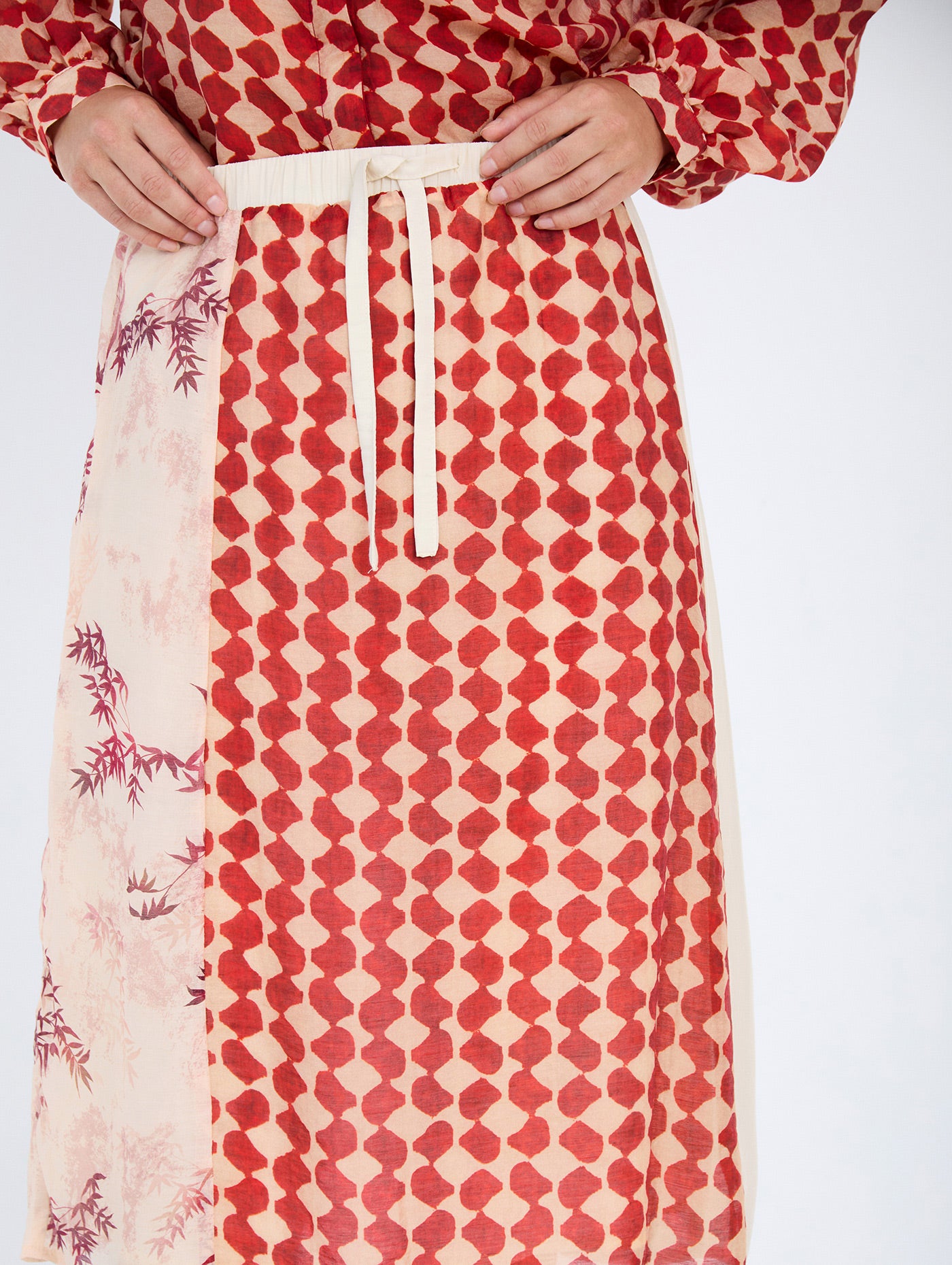 Falda midi en tejido combinado de tencel fluido con diseño tipo patchwork. Combinación de estampados de cuadros y rayas y un tejido liso. Cinturilla elástica y ajustable con lazo. Tiene forro. Dispone de camisa estampada a conjunto, se vende por separado.

Composición: 80% Tencel y 20% Nylon.

Se recomienda lavar a mano o en lavadora hasta 30º. No usar lejía, planchar suavemente del revés hasta 110º y no usar secadora.