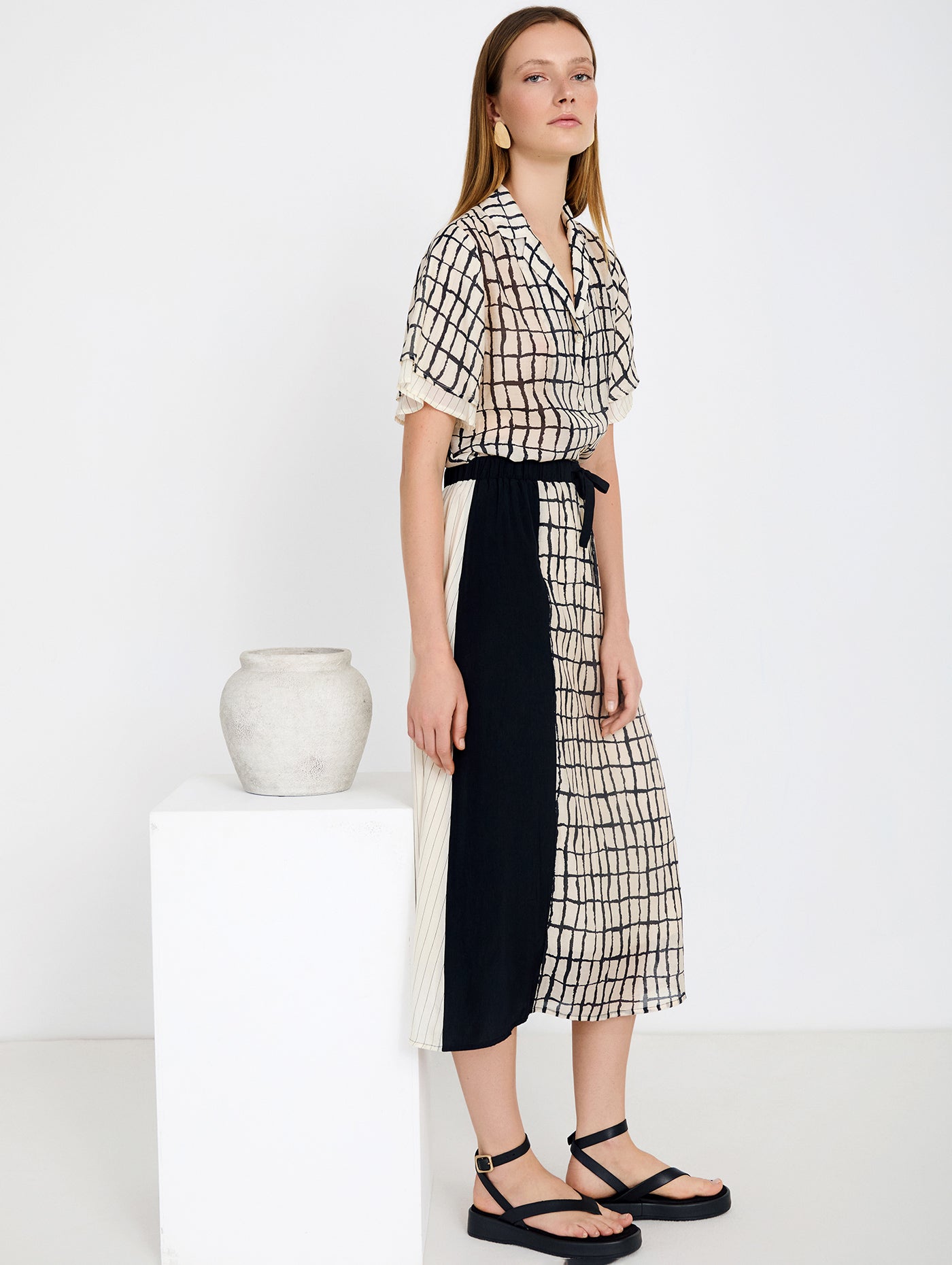 Falda midi en tejido combinado de tencel fluido con diseño tipo patchwork. Combinación de estampados de cuadros y rayas y un tejido liso. Cinturilla elástica y ajustable con lazo. Tiene forro. Dispone de camisa estampada a conjunto, se vende por separado.

Composición: 80% Tencel y 20% Nylon.

Se recomienda lavar a mano o en lavadora hasta 30º. No usar lejía, planchar suavemente del revés hasta 110º y no usar secadora.