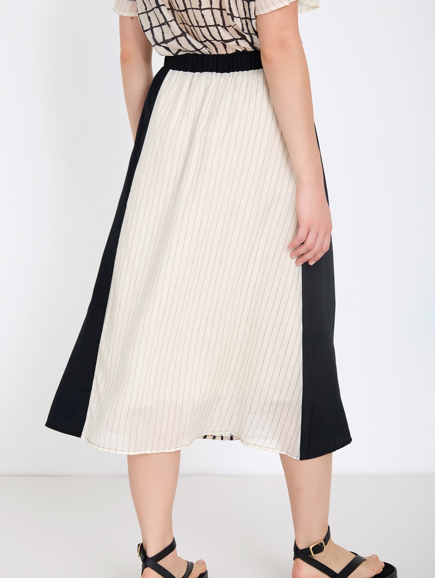 Falda midi en tejido combinado de tencel fluido con diseño tipo patchwork. Combinación de estampados de cuadros y rayas y un tejido liso. Cinturilla elástica y ajustable con lazo. Tiene forro. Dispone de camisa estampada a conjunto, se vende por separado.

Composición: 80% Tencel y 20% Nylon.

Se recomienda lavar a mano o en lavadora hasta 30º. No usar lejía, planchar suavemente del revés hasta 110º y no usar secadora.