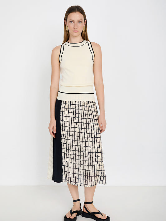 Falda midi en tejido combinado de tencel fluido con diseño tipo patchwork. Combinación de estampados de cuadros y rayas y un tejido liso. Cinturilla elástica y ajustable con lazo. Tiene forro. Dispone de camisa estampada a conjunto, se vende por separado.

Composición: 80% Tencel y 20% Nylon.

Se recomienda lavar a mano o en lavadora hasta 30º. No usar lejía, planchar suavemente del revés hasta 110º y no usar secadora.