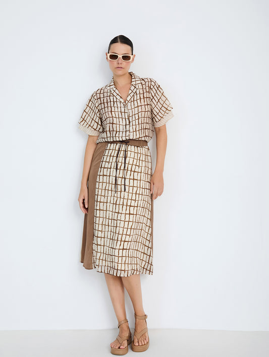 Falda midi en tejido combinado de tencel fluido con diseño tipo patchwork. Combinación de estampados de cuadros y rayas y un tejido liso. Cinturilla elástica y ajustable con lazo. Tiene forro. Dispone de camisa estampada a conjunto, se vende por separado.

Composición: 80% Tencel y 20% Nylon.

Se recomienda lavar a mano o en lavadora hasta 30º. No usar lejía, planchar suavemente del revés hasta 110º y no usar secadora.