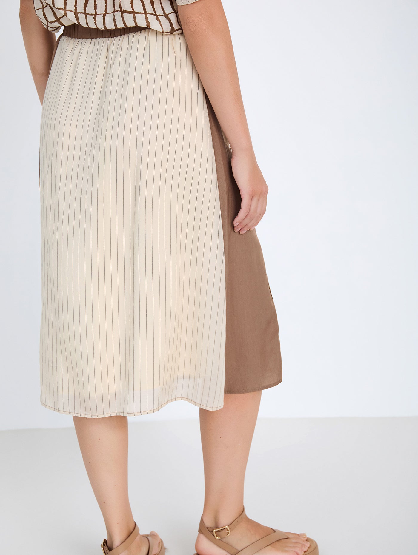 Falda midi en tejido combinado de tencel fluido con diseño tipo patchwork. Combinación de estampados de cuadros y rayas y un tejido liso. Cinturilla elástica y ajustable con lazo. Tiene forro. Dispone de camisa estampada a conjunto, se vende por separado.

Composición: 80% Tencel y 20% Nylon.

Se recomienda lavar a mano o en lavadora hasta 30º. No usar lejía, planchar suavemente del revés hasta 110º y no usar secadora.