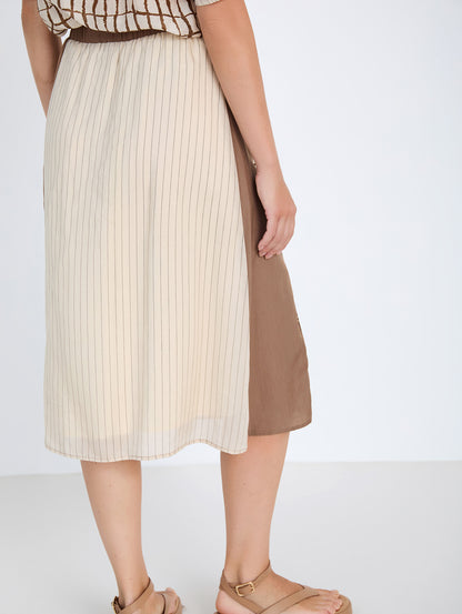 Falda midi en tejido combinado de tencel fluido con diseño tipo patchwork. Combinación de estampados de cuadros y rayas y un tejido liso. Cinturilla elástica y ajustable con lazo. Tiene forro. Dispone de camisa estampada a conjunto, se vende por separado.

Composición: 80% Tencel y 20% Nylon.

Se recomienda lavar a mano o en lavadora hasta 30º. No usar lejía, planchar suavemente del revés hasta 110º y no usar secadora.