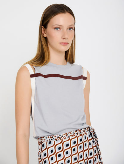 Top de punto sin mangas con hilo mezcla de viscosa. Escote redondo. Detalle de tiras de punto a contraste en hombros y pecho. Acabados de canalé en cuello y bajo. Fitting ligeramente ajustado.

Composición: 88% Viscosa y 12% Nylon.

Se recomienda lavar a mano o en lavadora hasta 30º. No usar lejía, planchar suavemente del revés hasta 110º y no usar secadora.