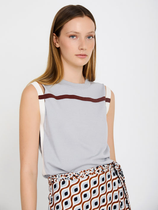 Top de punto sin mangas con hilo mezcla de viscosa. Escote redondo. Detalle de tiras de punto a contraste en hombros y pecho. Acabados de canalé en cuello y bajo. Fitting ligeramente ajustado.

Composición: 88% Viscosa y 12% Nylon.

Se recomienda lavar a mano o en lavadora hasta 30º. No usar lejía, planchar suavemente del revés hasta 110º y no usar secadora.