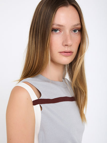 Top de punto sin mangas con hilo mezcla de viscosa. Escote redondo. Detalle de tiras de punto a contraste en hombros y pecho. Acabados de canalé en cuello y bajo. Fitting ligeramente ajustado.

Composición: 88% Viscosa y 12% Nylon.

Se recomienda lavar a mano o en lavadora hasta 30º. No usar lejía, planchar suavemente del revés hasta 110º y no usar secadora.