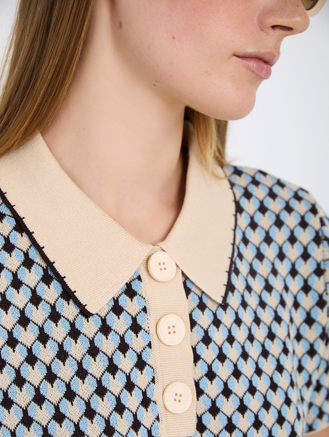 Top de punto con diseño Jacquard geométrico de rombos. Cuello polo a contraste con detalle de pespunte decorativo y cierre de tapeta con botones. Fitting recto. Tiene falda a conjunto, se venden por separado.

Composición: 85% Viscosa y 15% PET.

Se recomienda lavar a mano o en lavadora hasta 30º. No usar lejía, planchar suavemente del revés hasta 110º y no usar secadora.