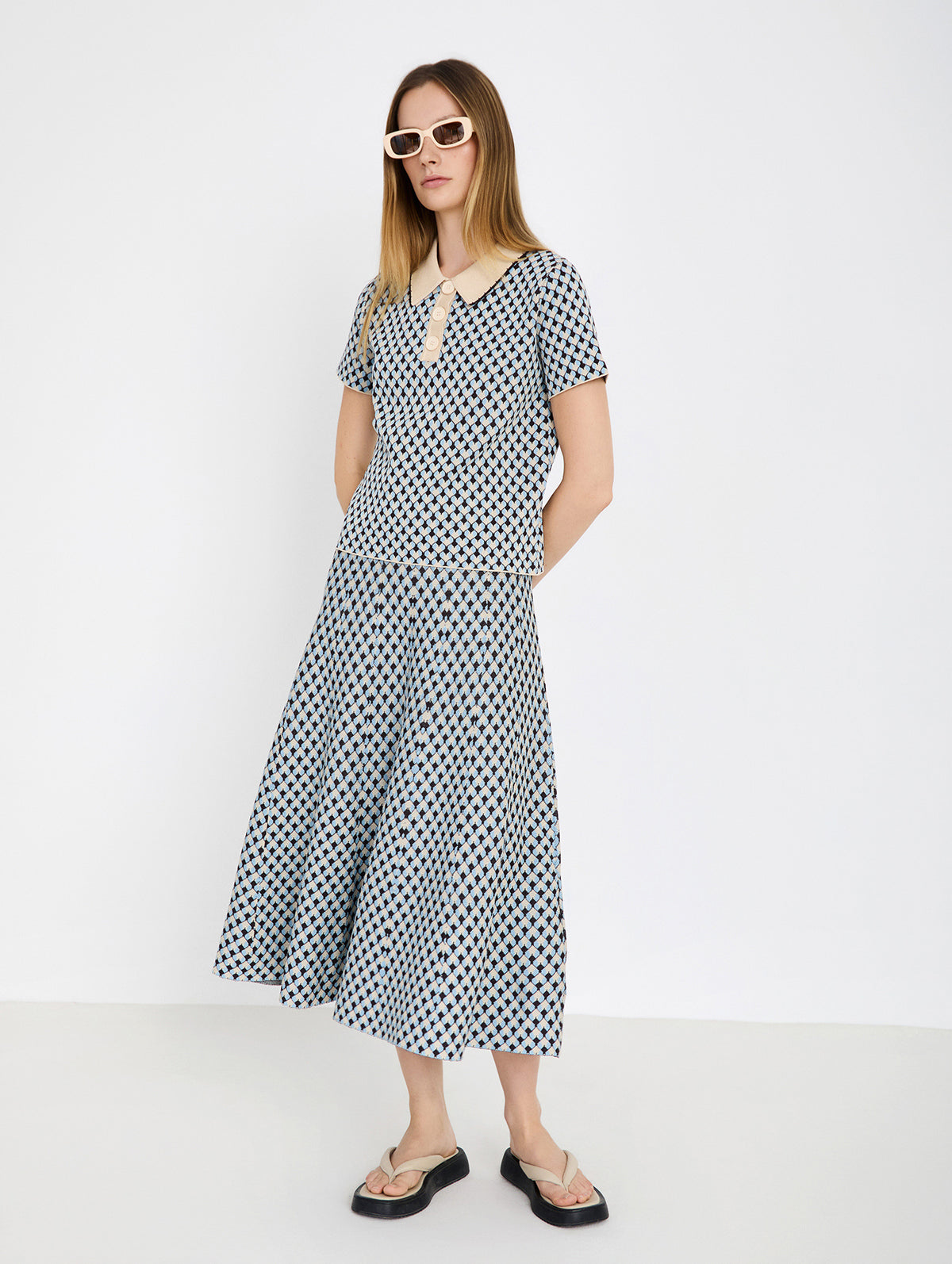 Falda de punto Jacquard geométrico de rombos. Corte evasé. Cinturilla con elástico en el interior.

Composición: 85% Viscosa y 15% PET.

Se recomienda lavar a mano o en lavadora hasta 30º. No usar lejía, planchar suavemente del revés hasta 110º y no usar secadora.