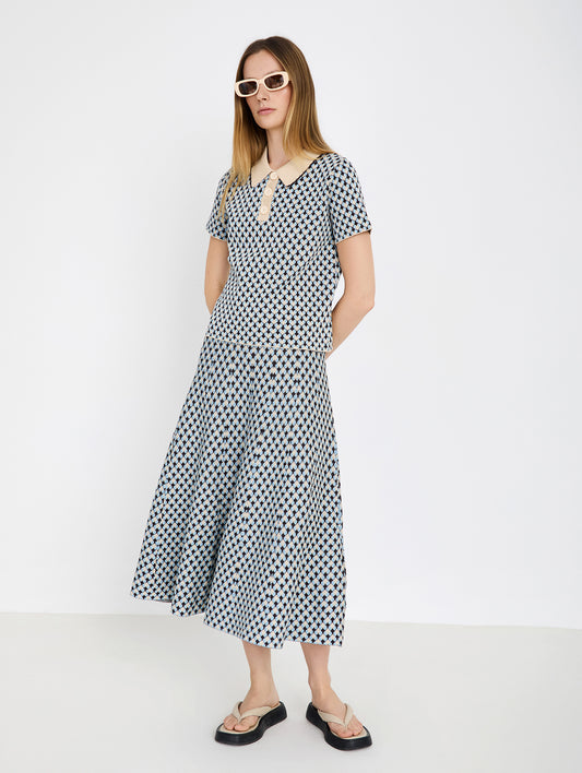 Falda de punto Jacquard geométrico de rombos. Corte evasé. Cinturilla con elástico en el interior.

Composición: 85% Viscosa y 15% PET.

Se recomienda lavar a mano o en lavadora hasta 30º. No usar lejía, planchar suavemente del revés hasta 110º y no usar secadora.