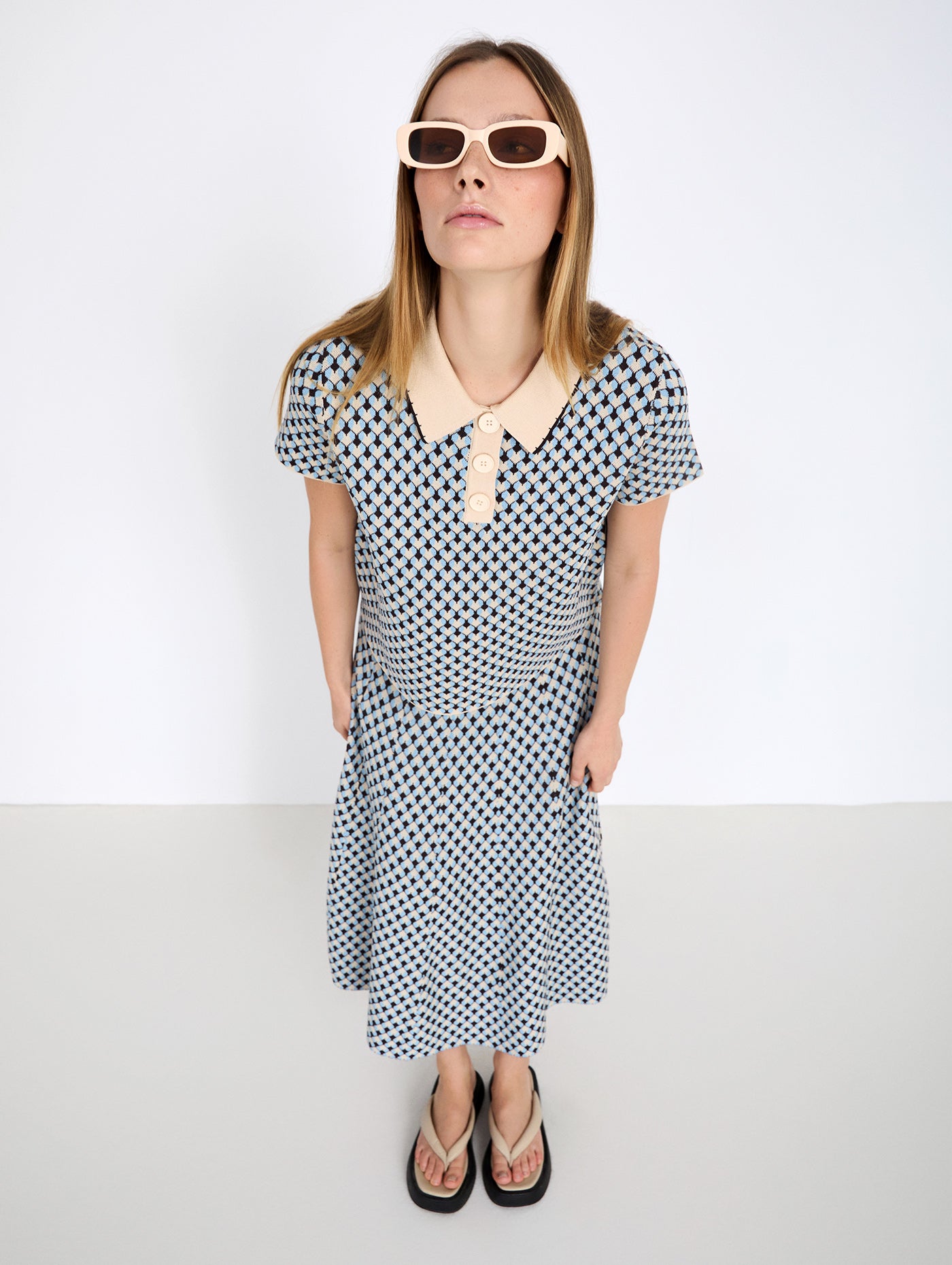 Top de punto con diseño Jacquard geométrico de rombos. Cuello polo a contraste con detalle de pespunte decorativo y cierre de tapeta con botones. Fitting recto. Tiene falda a conjunto, se venden por separado.

Composición: 85% Viscosa y 15% PET.

Se recomienda lavar a mano o en lavadora hasta 30º. No usar lejía, planchar suavemente del revés hasta 110º y no usar secadora.