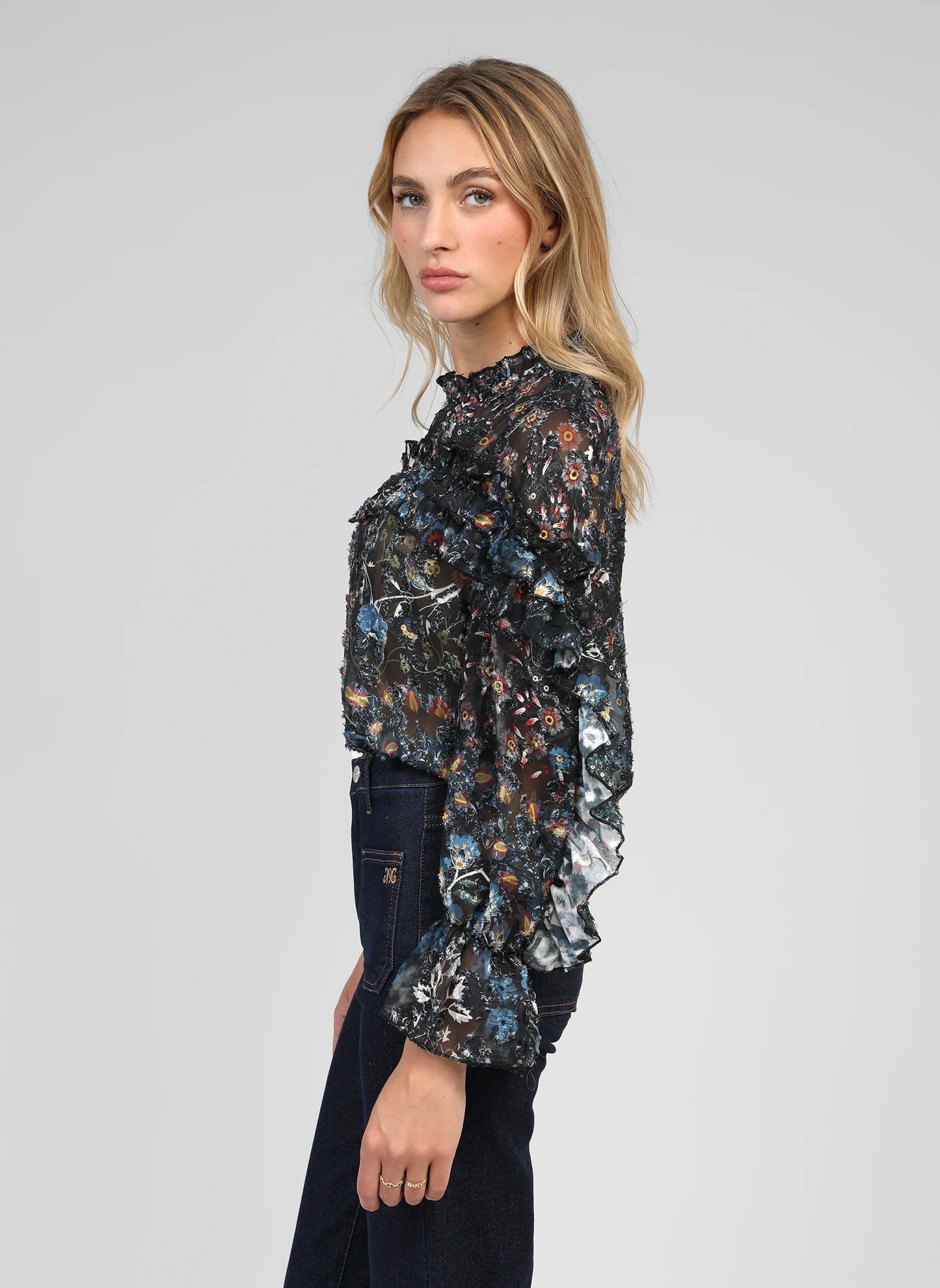 Blusa de cuello redondo y manga larga, Tejido estampado, de corte ancho y de estilo romántico,

Composición: 100% Poliéster.

Se recomienda lavar a mano o en lavadora hasta 30º. No usar lejía, planchar suavemente del revés hasta 110º y no usar secadora.