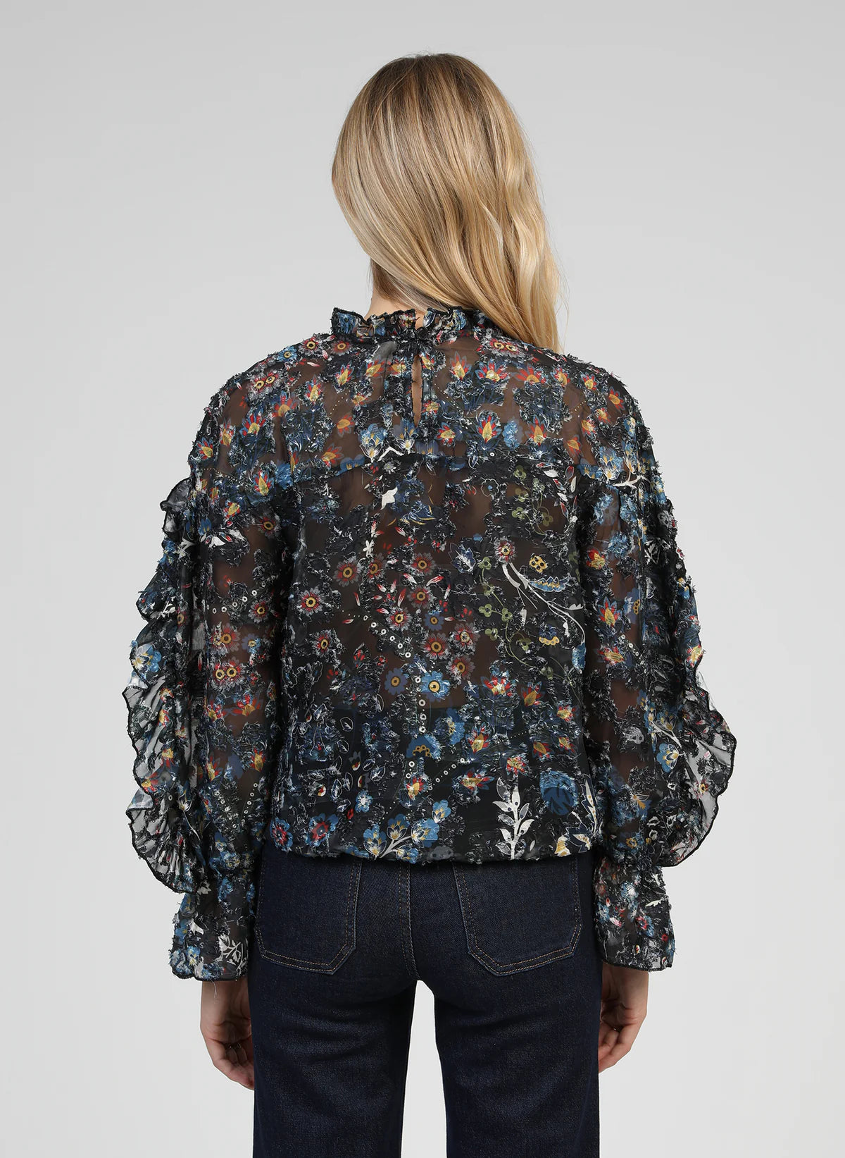 Blusa de cuello redondo y manga larga, Tejido estampado, de corte ancho y de estilo romántico,

Composición: 100% Poliéster.

Se recomienda lavar a mano o en lavadora hasta 30º. No usar lejía, planchar suavemente del revés hasta 110º y no usar secadora.