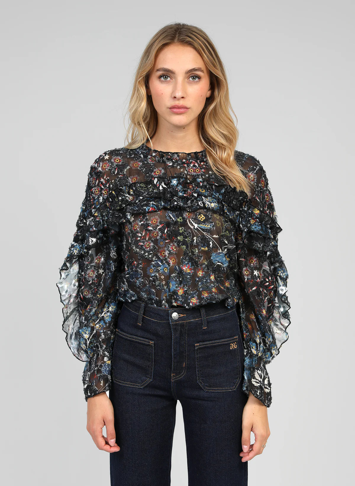 Blusa de cuello redondo y manga larga, Tejido estampado, de corte ancho y de estilo romántico,

Composición: 100% Poliéster.

Se recomienda lavar a mano o en lavadora hasta 30º. No usar lejía, planchar suavemente del revés hasta 110º y no usar secadora.
