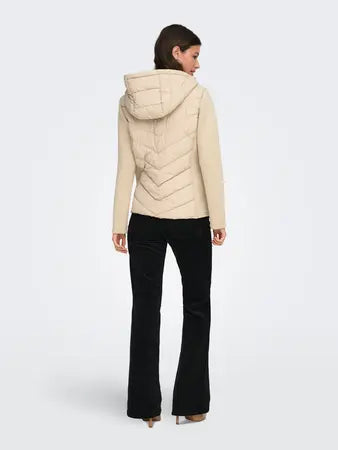 Modelo enseñando la parte rtasera del abrigo acolchado beige de JDYReef JDY
