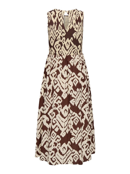 Vestido midi con parte superior en nido de abeja. Vestido fresco.

Composición: 100% Algodón.

Se recomienda lavar a mano o en lavadora hasta 30º. No usar lejía, planchar suavemente del revés hasta 110º y no usar secadora.