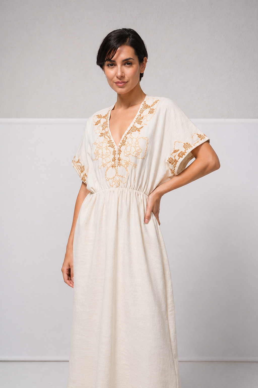 Vestido con detalles bordados cuello en pico, goma en cintura y bolsillos en los laterales.

Composición: 65% algodón, 35% viscosa.

Se recomienda lavar a mano o en lavadora hasta 30º. No usar lejía, planchar suavemente del revés hasta 110º y no usar secadora.