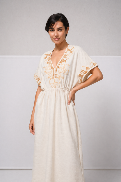 Vestido con detalles bordados cuello en pico, goma en cintura y bolsillos en los laterales.

Composición: 65% algodón, 35% viscosa.

Se recomienda lavar a mano o en lavadora hasta 30º. No usar lejía, planchar suavemente del revés hasta 110º y no usar secadora.
