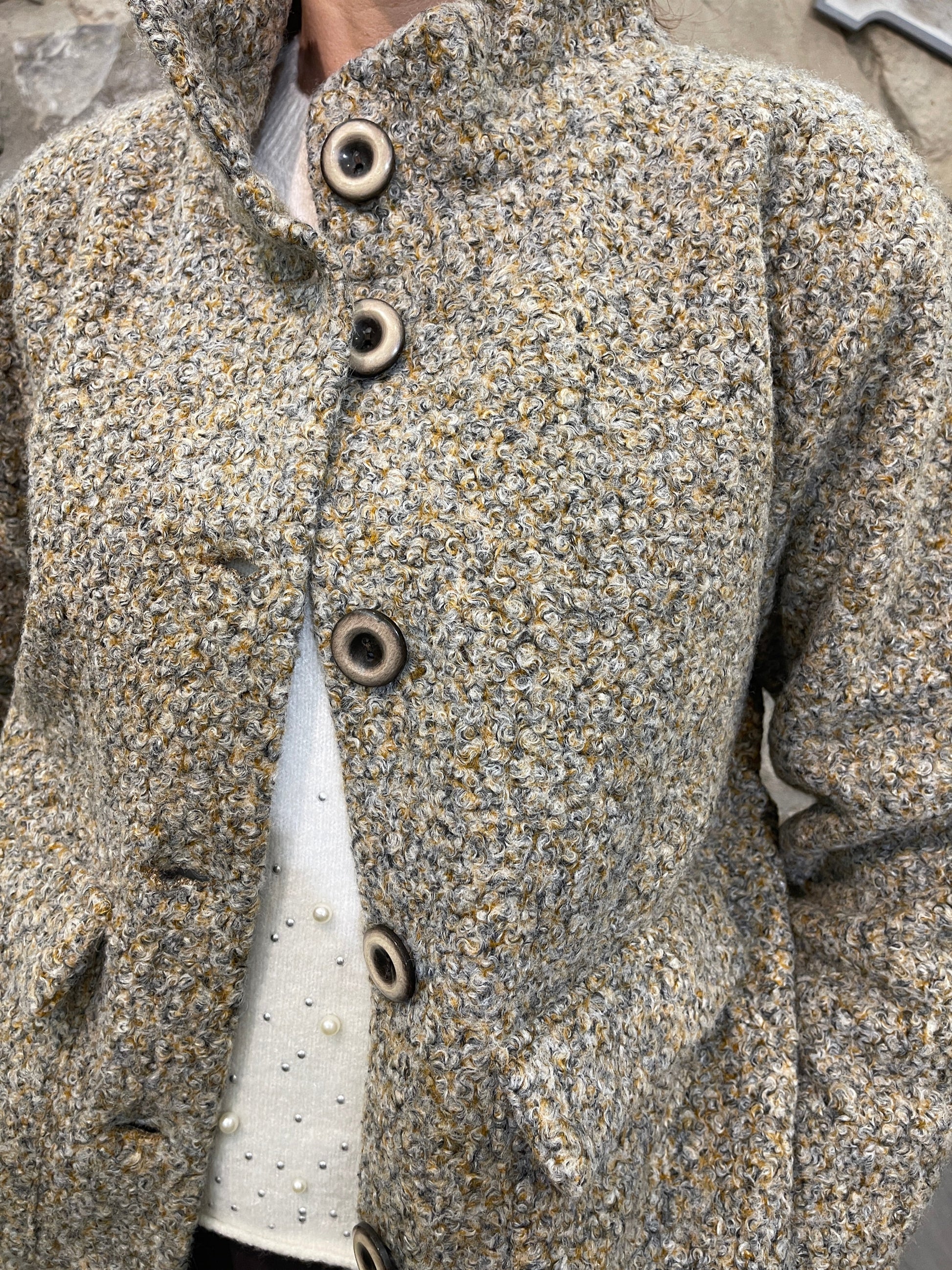 Abrigo corto Senoretta con cuello estructurado y acabado suave – Tienda de ropa en Logroño