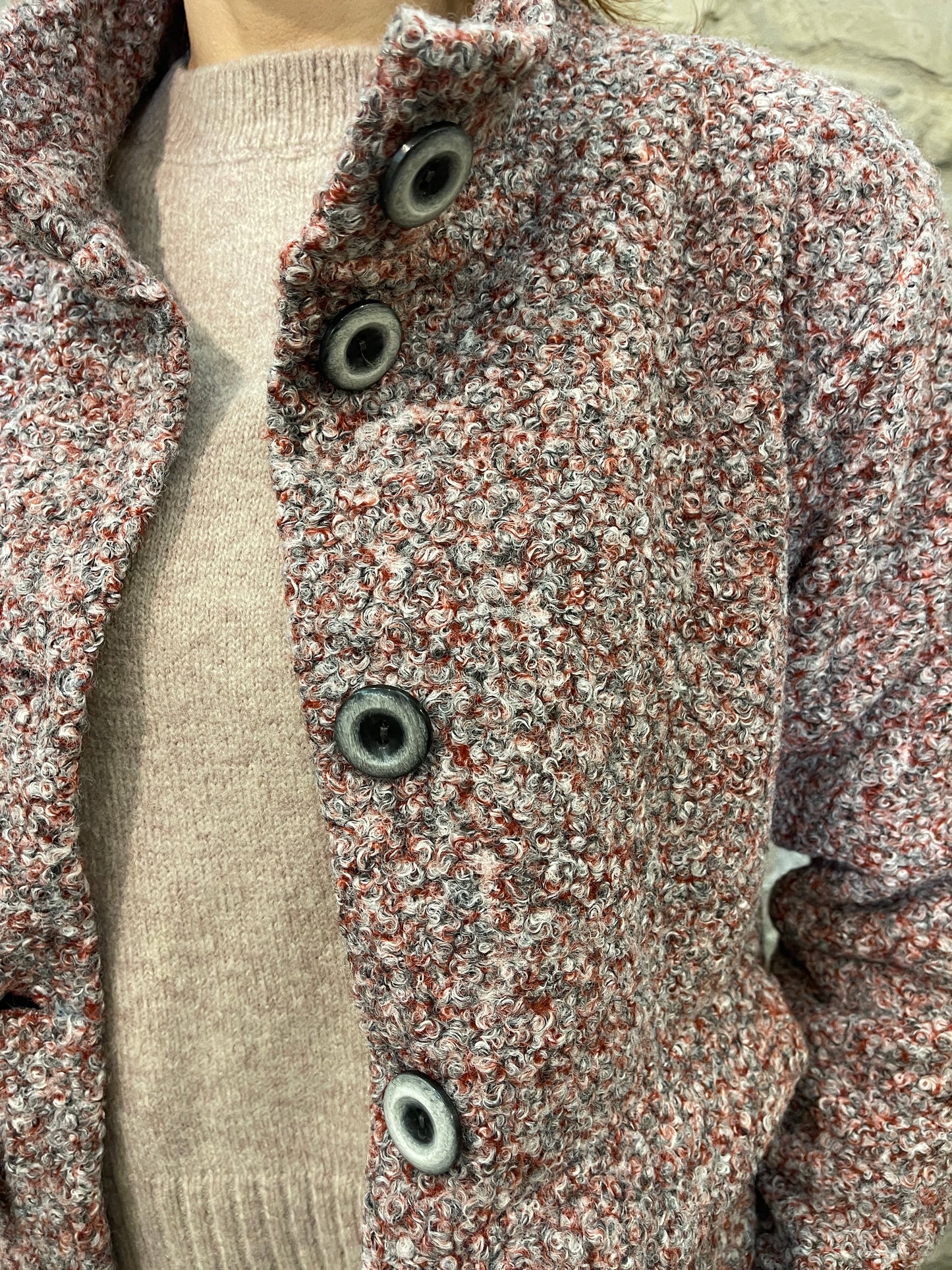 Detalle de los botones frontales del abrigo corto Senoretta mujer – Tienda de ropa en Logroño