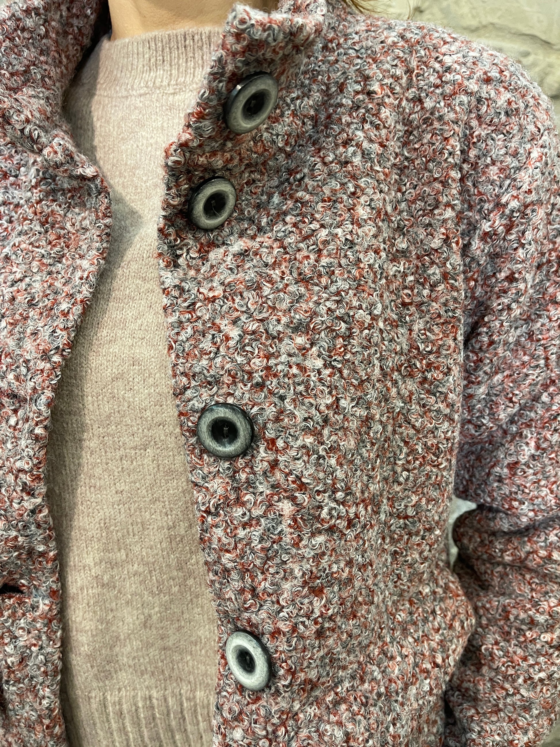 Detalle de los botones frontales del abrigo corto Senoretta mujer – Tienda de ropa en Logroño