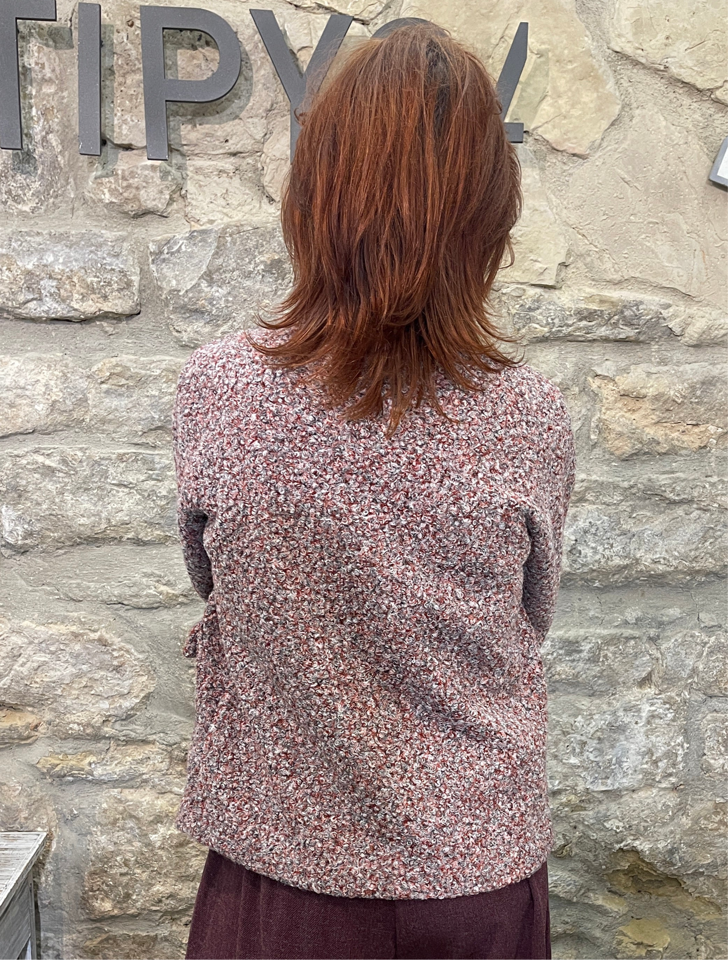 Vista trasera del abrigo corto Senoretta mujer, corte moderno y cómodo – Tienda de ropa en Logroño