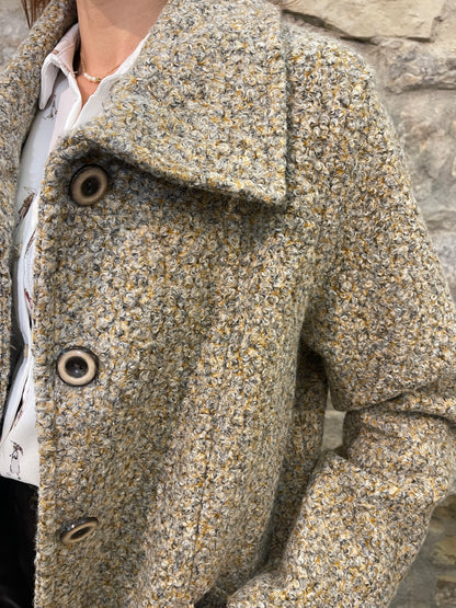 Detalle abrigo de mujer para otoño