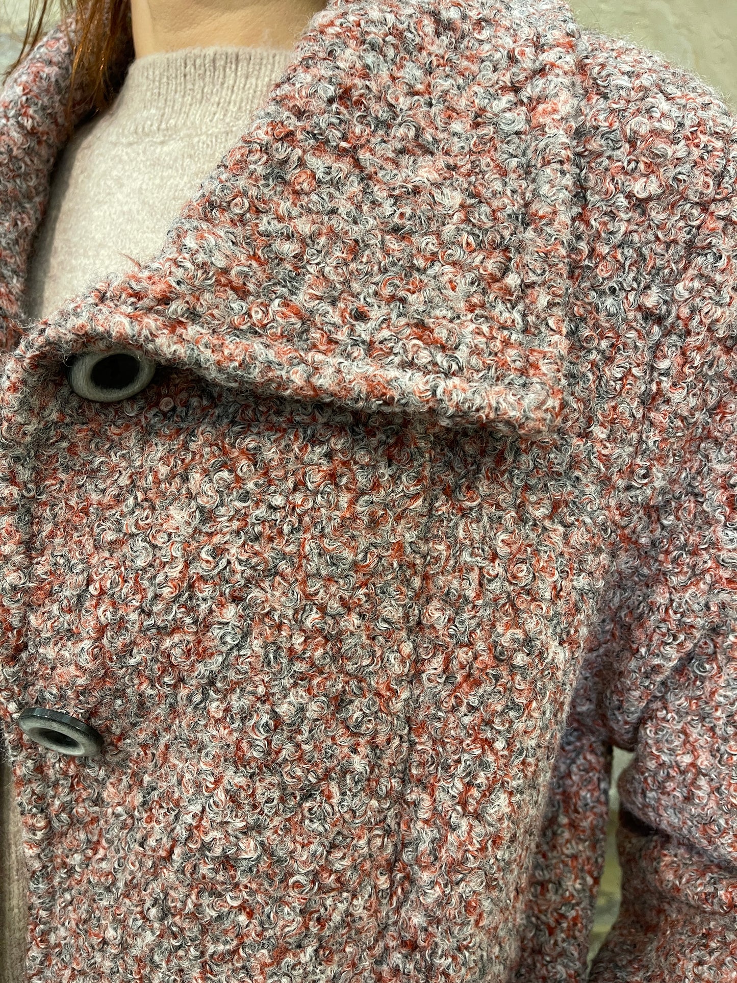 Detalle de los botones frontales del abrigo semilargo Senoretta mujer – Tienda de ropa en Logroño