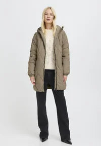 Abrigo acolchado mujer BYBOMINAX vista frontal abrigo beige – Tienda de ropa en Logroño