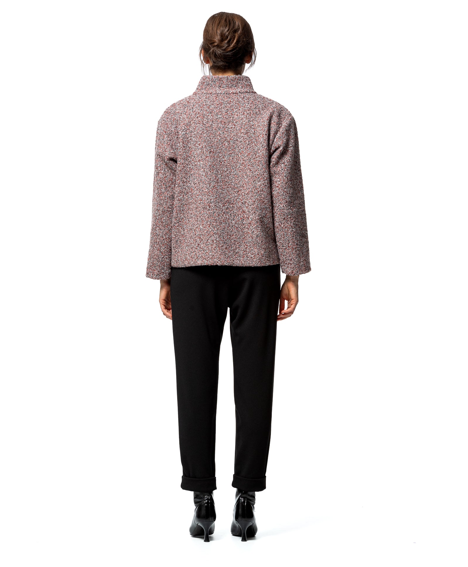 Modelo luciendo abrigo corto de mujer Senoretta, prenda versátil para invierno – Tienda de ropa en Logroño