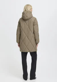 Modelo luciendo abrigo acolchado BYBOMINAX mujer invierno ropa byoung – Tienda de ropa en Logroño