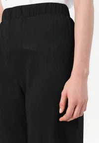 Pantalón ancho, con goma en cintura.

Composición: 99% Poliéster y 1% Elastano.

Se recomienda lavar a mano o en lavadora hasta 30º. No usar lejía, planchar suavemente del revés hasta 110º y no usar secadora.